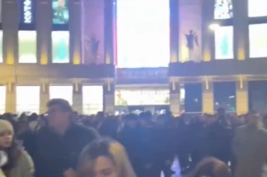 DRAMA I U SANKT PETERBURGU: Hitno evakuisan tržni centar (VIDEO)