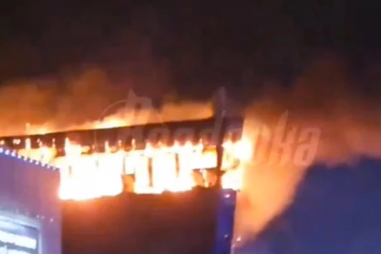 ZAPALJENI KOMADI KROVA ZGRADE PADAJU DIREKTNO NA MRTVA TELA: Snage bezbednosti teraju očevice!