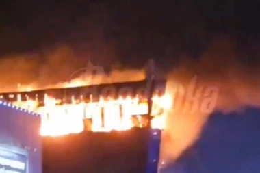 ZAPALJENI KOMADI KROVA ZGRADE PADAJU DIREKTNO NA MRTVA TELA: Snage bezbednosti teraju očevice!