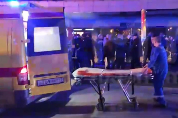 NIJE IH BILO PET, NEGO DVADESET! Teroristički napad u Moskvi izazvalo više terorista! Očevici koji su napustili zgradu potresno o događaju! (VIDEO)