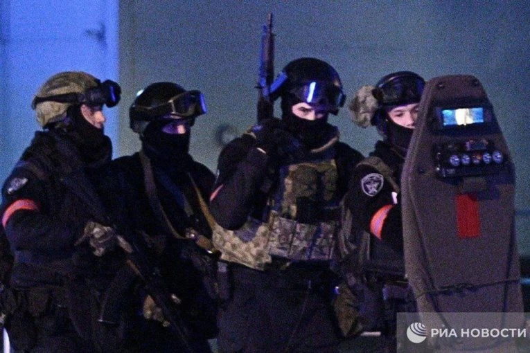 MEDIJI OTKRILI: 200 ljudi zarobljeno u zgradi, napadači idalje u bekstvu!