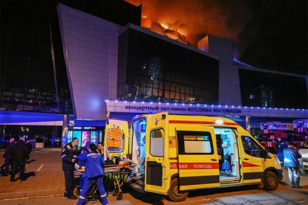 BEOGRAĐANI SUTRA ODAJU POČAST STRADALIM RUSIMA! Skup ispred ambasade