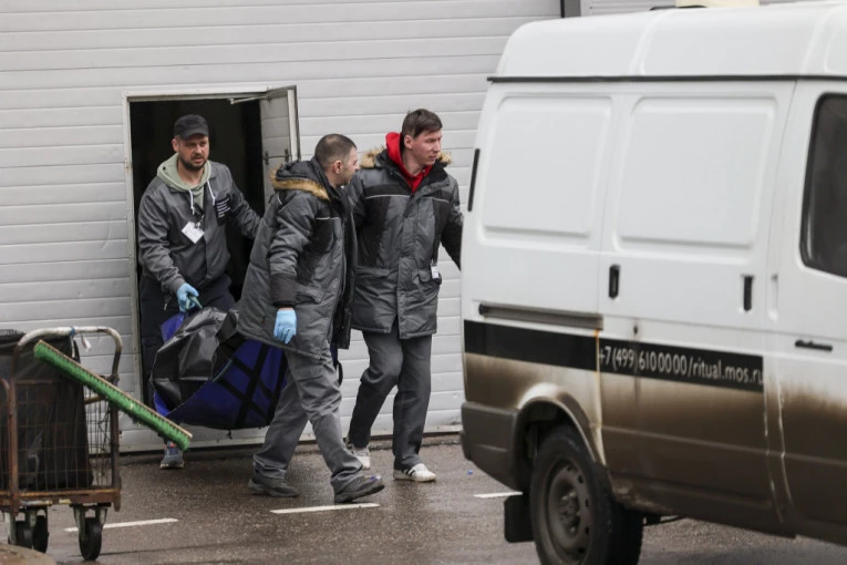 JEZIVI ZVUCI MAŠINA PREKINULI MUK I TIŠINU KOD "KROKUS" DVORANE U MOSKVI: Razvozi se otpad sa ruševina, svi sad strahuju OD NAJGOREG