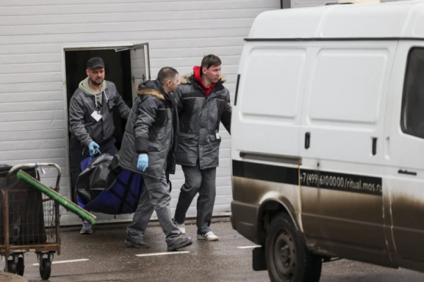 JEZIVI ZVUCI MAŠINA PREKINULI MUK I TIŠINU KOD "KROKUS" DVORANE U MOSKVI: Razvozi se otpad sa ruševina, svi sad strahuju OD NAJGOREG