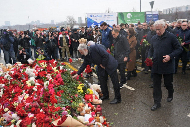 Građani namenili cveće za duše nastradalih u terorističkom napadu 