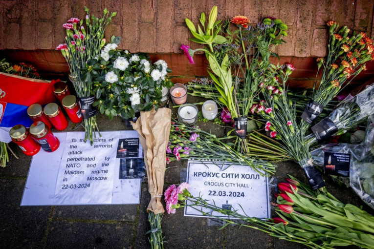 cveće za žrtve nastradale u masovnoj pucnjavi 