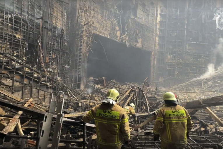 Vatrogasci među ruševinama 