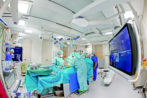 TRUDNA ŽENA, A TRUDAN JOJ I MUŽ! Nekadašnji hirurzi činili su čuda, ali se dešavalo da čuda zadese i njih