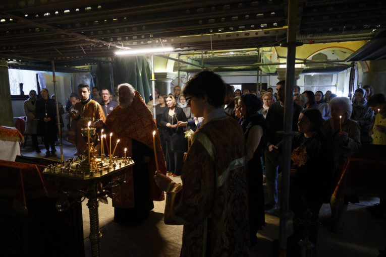 Vernici pale sveće za žrtve nastradale u masakru