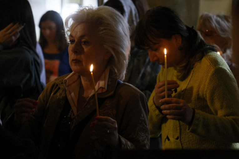 Vernici pale sveće u pomen nastradalima u terorističkom napadu u Moskvi 