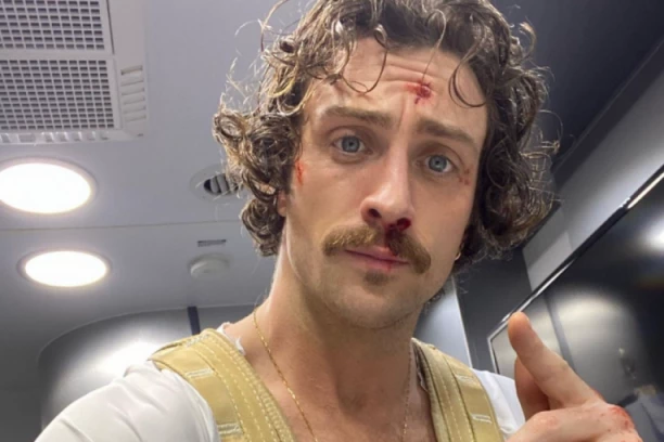 EKSPLICITNE FOTKE NOVOG DŽEJMS BONDA PROCURILE U JAVNOST: Glumac pokazao PONOS, devojke pale u trans kad su ga ugledale!