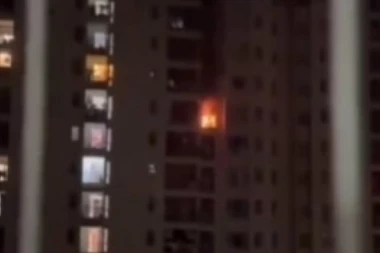 HOROR U CENTRU UŽICA: Pogledajte trenutak kada je vatromet zapalio zavesu! (VIDEO)