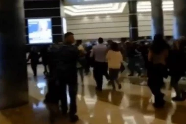 NOVI HAOS U MOSKVI: Hitno ispražnjen tržni centar, policija opkolila zgradu!