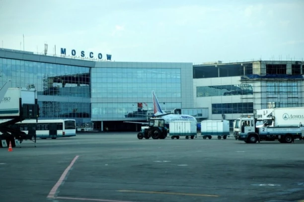 POJAVILA SE PRVA FOTOGRAFIJA SA LICA MESTA! Putnica na aerodromu u Moskvi prijavila da IMA BOMBU, evo šta se sad dešava (FOTO)
