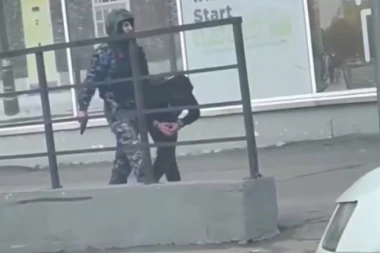 SNIMAK HAPŠENJA MUŠKARCA KOJI JE TVRDIO DA JE PODMETNUO EKSPLOZIV: Policija ga vodi spuštene glave i sa lisicama na rukama (VIDEO)