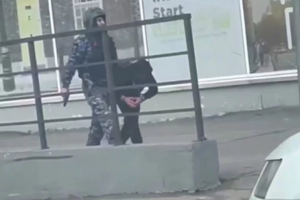 SNIMAK HAPŠENJA MUŠKARCA KOJI JE TVRDIO DA JE PODMETNUO EKSPLOZIV: Policija ga vodi spuštene glave i sa lisicama na rukama (VIDEO)