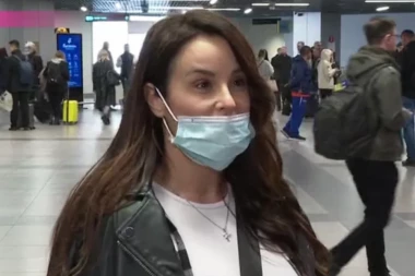 NAŠA PEVAČICA OTIŠLA POD NOŽ: Pojavila se UŽIVO na Pinku sa MASKOM NA LICU, pa priznala šta joj se ZAISTA DESILO!