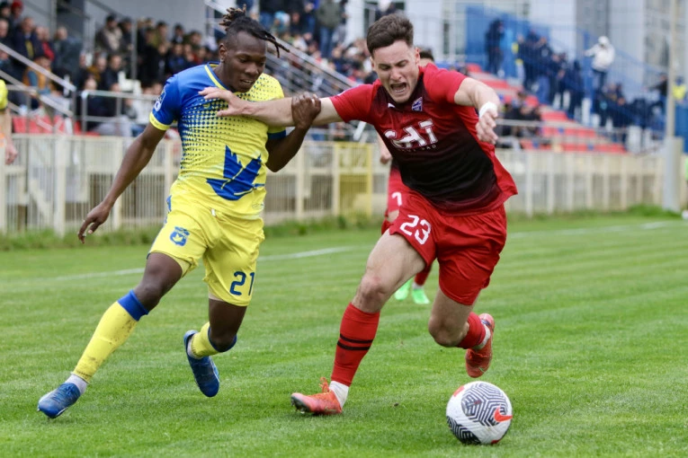 INCIDENT NA DERBIJU: Moralo je da reaguje i obezbeđenje - igrači pokušali da spasu navijača! (FOTO)