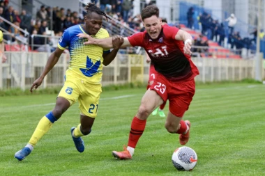 INCIDENT NA DERBIJU: Moralo je da reaguje i obezbeđenje - igrači pokušali da spasu navijača! (FOTO)