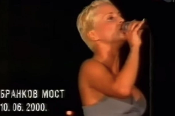 MAJA NIKOLIĆ OBJAVILA SNIMAK KOJI TERA SUZE NA OČI: Ošišana na ćelavo, peva na Brankovom mostu za vreme BOMBARDOVANJA!