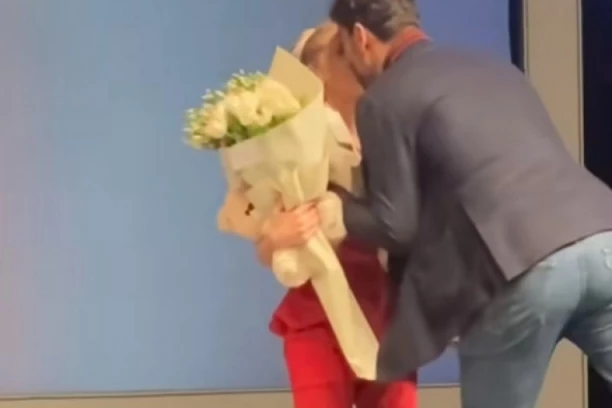 MUŽ ANĐELKE PRPIĆ LJUBIO GLUMICU NA SCENI: Izleteo na binu nakon PREDSTAVE, pa šokirao publiku!