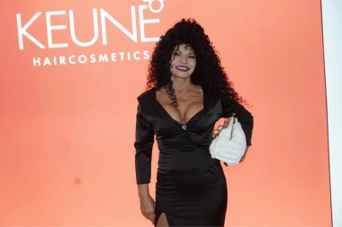 GRUDI U VIS! Glumica IZAZOVNIM izdanjem pomutila razum, ljudi TRLJAJU OČI i ne veruju: ONA JE BOMBA! (FOTO)