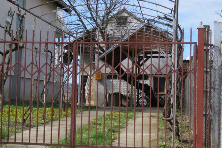 KUĆA STRAVE NA PETROVARADINU ODIŠE DAHOM SMRTI I KRVI NEDUŽNO UBIJENE DECE! Potresne scene iz nekadašnjeg doma mladih satanista iz Novog Sada - vrata večno ZAPEČAĆENA! (FOTO GALERIJA)