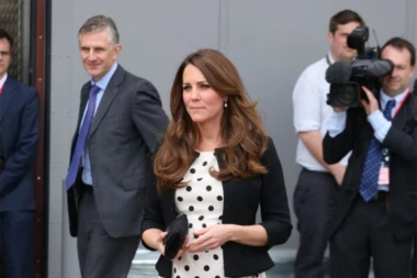 ŠOKANTAN PROPUST OBEZBEĐENJA KEJT MIDLTON: Svi govore o muškarcu koji se šunja oko princeze (VIDEO)