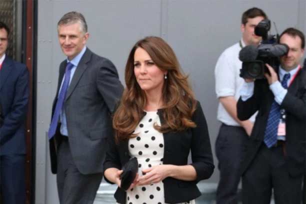 ŠOKANTAN PROPUST OBEZBEĐENJA KEJT MIDLTON: Svi govore o muškarcu koji se šunja oko princeze (VIDEO)