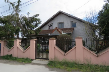 BUŠILICOM ŽENI PRESUDIO, PA SE BACIO SA TEMERINSKOG MOSTA! U ovoj kući je Nikola počinio SVOJE ZLODELO - ćerke pobegle kod tetke?! (FOTO GALERIJA)