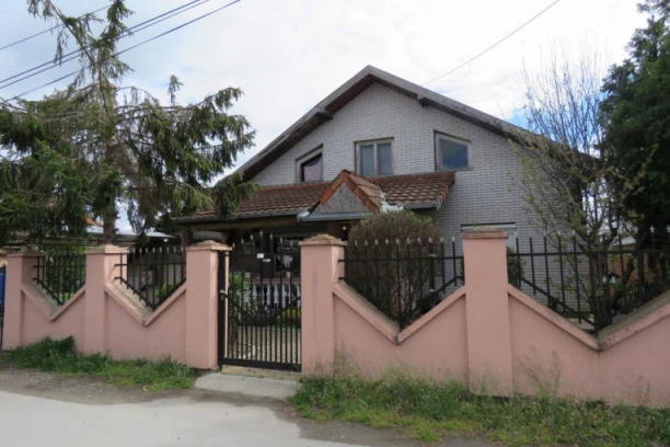 BUŠILICOM ŽENI PRESUDIO, PA SE BACIO SA TEMERINSKOG MOSTA! U ovoj kući je Nikola počinio SVOJE ZLODELO - ćerke pobegle kod tetke?! (FOTO GALERIJA)