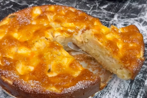 NAJLAKŠI RECEPT ZA PITU SA JABUKAMA: Zamirisaće vam ceo komšiluk, svi će vam tražiti parče JOŠ!