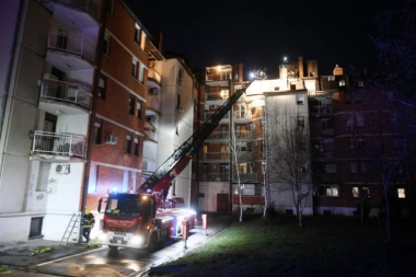 POŽAR BUKNUO U KUHINJI PODSTANARSKOG STANA! Jezive scene posle požara na Bežanijskoj kosi! JEDNA OSOBA ZADOBILA OPEKOTINE! (FOTO/VIDEO)