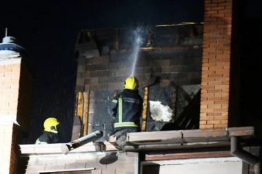 STRAVIČNA SCENE! Prve slike požara na Bežanijskoj kosi! IMA POVREĐENIH! (FOTO)