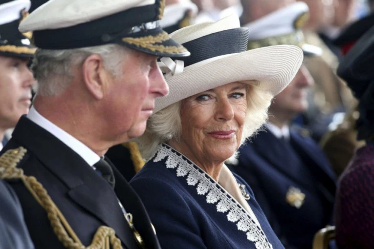 MUK! Novinari pitali kraljicu Kamilu za hapšenje princa Endrua, njena reakcija ZAPREPASTILA JE SVE