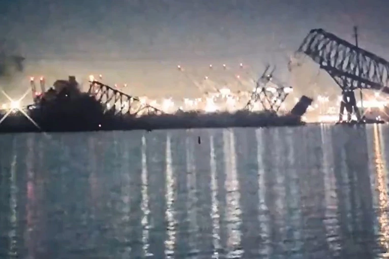 OTKRIVENA POTONULA VOZILA ISPOD POVRŠINE REKE! Drama posle rušenja mosta se nastavlja, od 18 ljudi NI TRAGA NI GLASA (VIDEO)