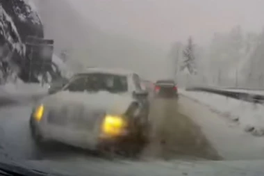 JEZIV SNIMAK SA ZLATIBORA! Usred mećave se zakucao u automobil i pobegao - traži se "Pasat"! (VIDEO)