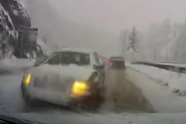 JEZIV SNIMAK SA ZLATIBORA! Usred mećave se zakucao u automobil i pobegao - traži se "Pasat"! (VIDEO)