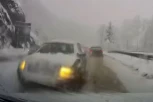 JEZIV SNIMAK SA ZLATIBORA! Usred mećave se zakucao u automobil i pobegao - traži se "Pasat"! (VIDEO)