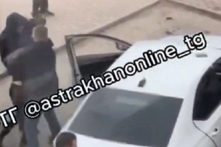 UBILI IH OD BATINA I SETILI IM SE FAMILIJE! Trojica muškaraca namerno puštala GLASNU MUZIKU na dan žalosti u Rusiji, a onda su došli policajci (VIDEO)
