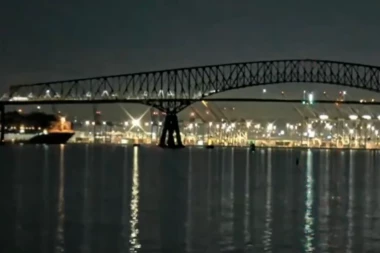 MOBILISANE BRODSKE SLUŽBE ZA INCIDENTE: Oglasila se kompanija čiji brod je srušio most u Baltimoru, poznato stanje članova posade (VIDEO)