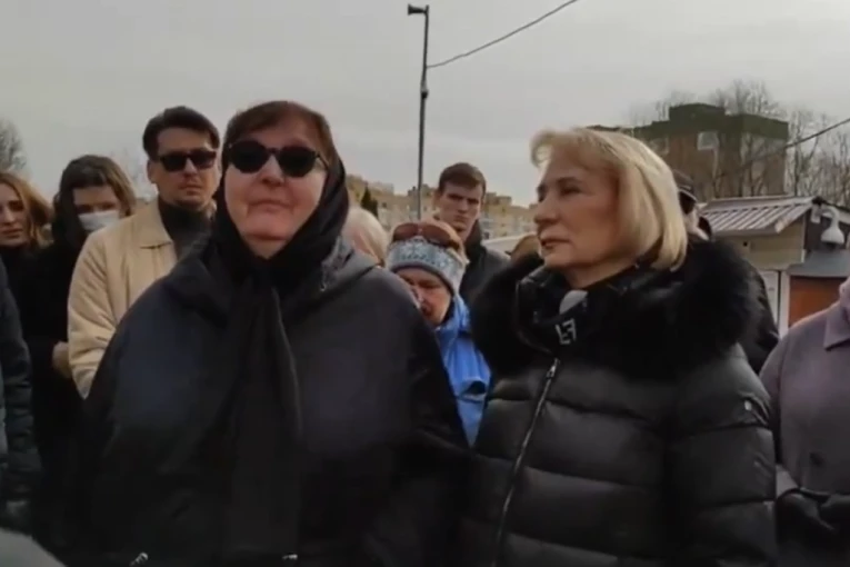 40 DANA OD SMRTI NAVALJNOG: Majke Alekseja i Julije zajedno na groblju poslale snažne poruke javnosti (VIDEO)