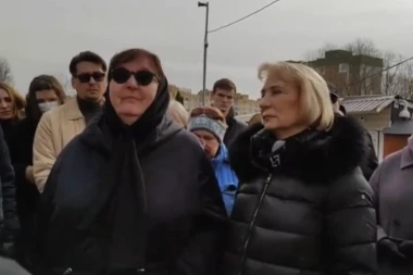 40 DANA OD SMRTI NAVALJNOG: Majke Alekseja i Julije zajedno na groblju poslale snažne poruke javnosti (VIDEO)