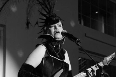 POJAVILE SE SVEĆE ISPRED ULAZA SLAĐANE MILOŠEVIĆ: Smrt pevačice pogodila ceo region!