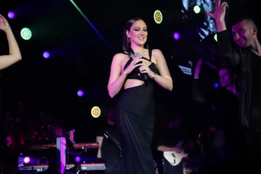 PRIJA ŠOKIRALA NOVOSAĐANE! Ovako izašla na binu, svi gledali samo u jednu stvar!