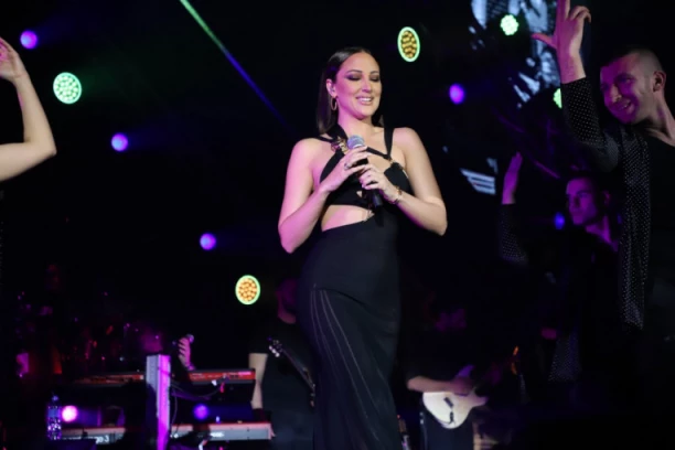 PRIJA ŠOKIRALA NOVOSAĐANE! Ovako izašla na binu, svi gledali samo u jednu stvar!