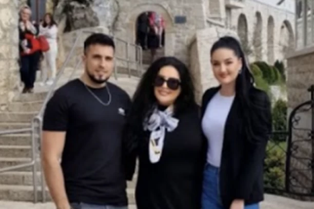 DRAGANA MIRKOVIĆ POTRAŽILA MIR U MANASTIRU: Pre odluke o RAZVODU posetila Ostrog sa naslednicima! (FOTO)