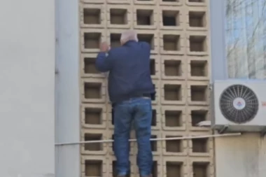 "NEKA NEKO POKUPI SVOG DEDU": Snimak napravio pravu pometenju na društvenim mrežama (VIDEO)