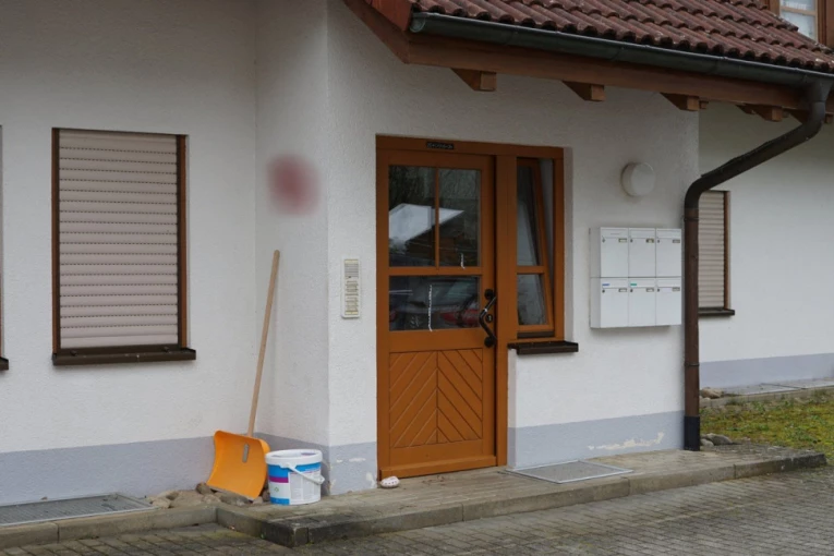 OVO JE KUĆA STRAVE U KOJOJ JE ZAKLANA PORODICA! Mladić (19) ubio  majku, oca i brata, samo je SESTRA PREŽIVELA!