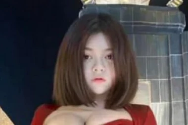 POZIRALA ISPRED SPOMENIKA SA PREKRATKOM SUKNJOM, SVE SE VIDELO ISPOD: Manekenki zbog OVE SLIKE preti PET godina zatvora (FOTO)